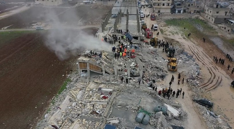 Suriye'de depremden dolayı ölenlerin sayısı artıyor, birçoğu savaştan dolayı yıkılmış evlerde yaşıyordu - Resim: 5
