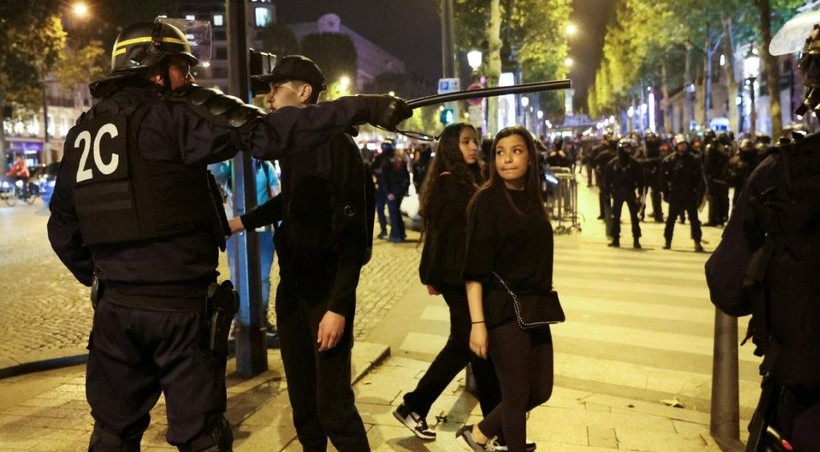 Fransa 17 yaşındaki çocuğun polis tarafından öldürülmesi ile ayağa kalktı! Öldürüldüğü anın görüntüleri çıktı! Paris'te tahliyeler başladı - Resim: 2