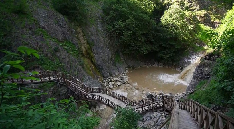 Mavi Göl'de turizm başlamadan bitti: Çamura döndü - Resim: 1