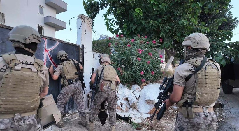 Mersin'de fuhuş operasyonu! 50 milyonluk mala el konuldu! 18 kadın kurtarıldı - Resim: 7