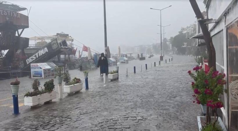 İzmir'i sağanak vurdu! Ev ve işyerlerini su bastı, 1 kişi kayıp - Resim: 1
