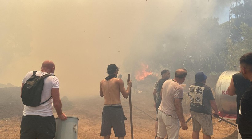 Antalya'da aynı yerde bir yangın daha! Turistler seferber oldu - Resim: 6