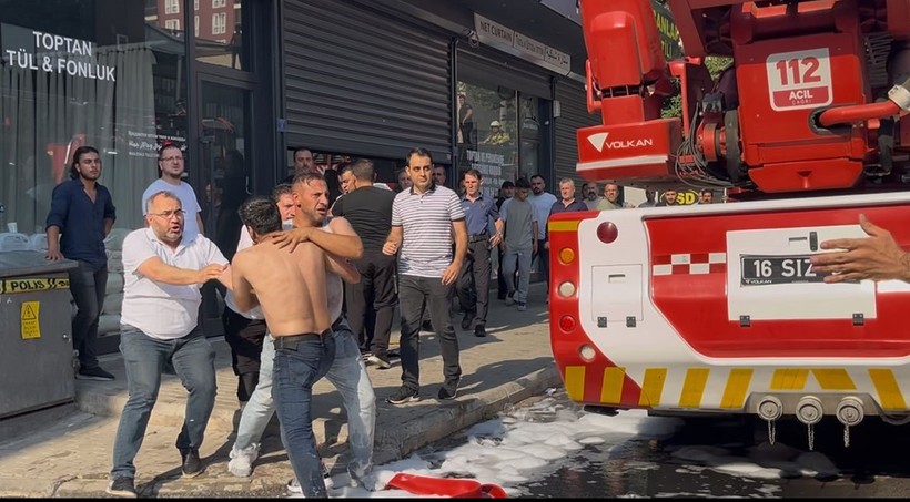 Yangın yerinde ortalık karıştı, itfaiyeci darbedildi, polis müdahale etti - Resim : 1