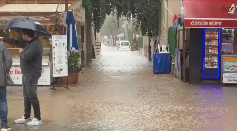 İzmir'i sağanak vurdu! Ev ve işyerlerini su bastı, 1 kişi kayıp - Resim: 8