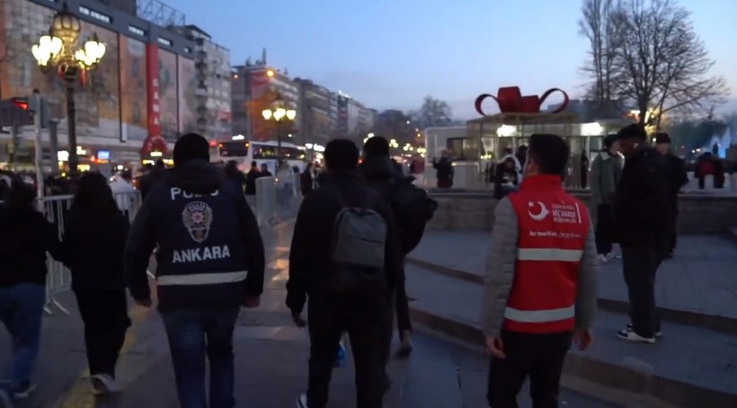 Son Dakika: Yılbaşı gecesinde düzensiz göçmenlere yönelik "Kalkan-6" operasyonu: 121 kişi yakalandı - Resim : 4