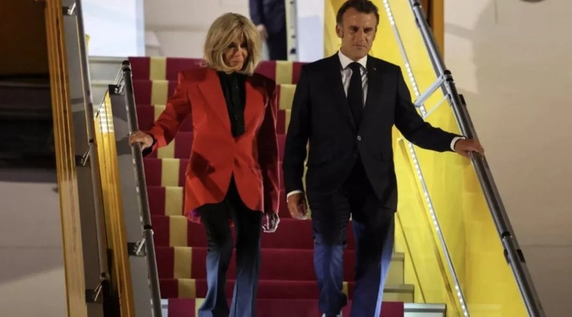 Macron’un Vietnam ziyareti olaylı başladı: Eşi Brigitte tokat mı attı? İşte o görüntüler - Resim : 2