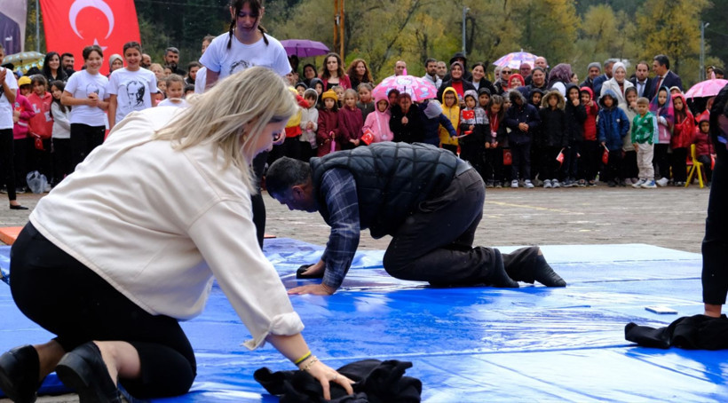 Cumhuriyet Bayramı gösterisinde duygulandıran anlar: Kızı için mindere atladı - Resim: 5