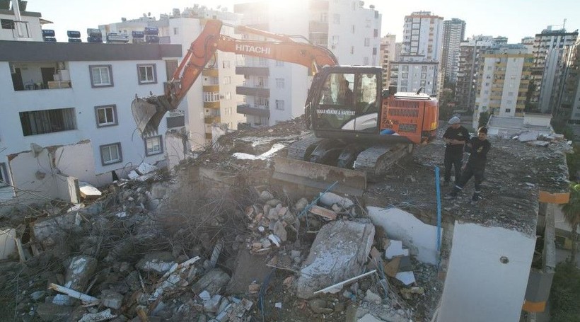 Adana'da ağır hasarlı binanın kolonundan menemen tepsisi çıktı - Resim: 5
