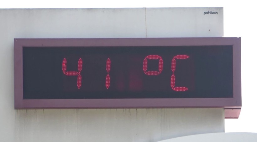 Adana'da termometreler 41 hissedilen 50 derece olunca vatandaş isyan etti: Bu sıcağı Allah'a havale ediyoruz - Resim: 1