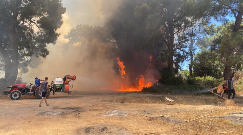 Antalya'da aynı yerde bir yangın daha! Turistler seferber oldu - Resim: 7