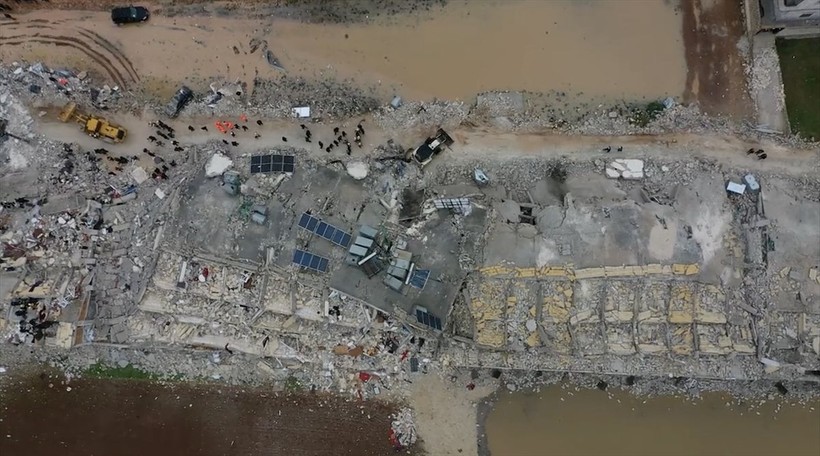 Suriye'de depremden dolayı ölenlerin sayısı artıyor, birçoğu savaştan dolayı yıkılmış evlerde yaşıyordu - Resim: 7
