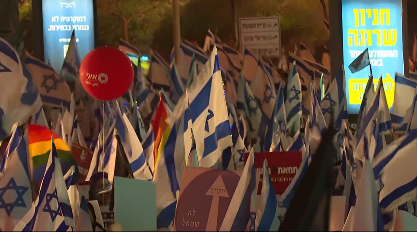 Tel Aviv'de binlerce kişi Netanyahu'ya karşı protesto düzenledi - Resim: 19