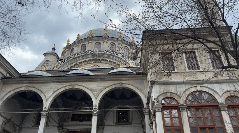 Cezaevinden izinli çıktı, annesini ve kız kardeşini öldürüp camide intihar etti - Resim: 8