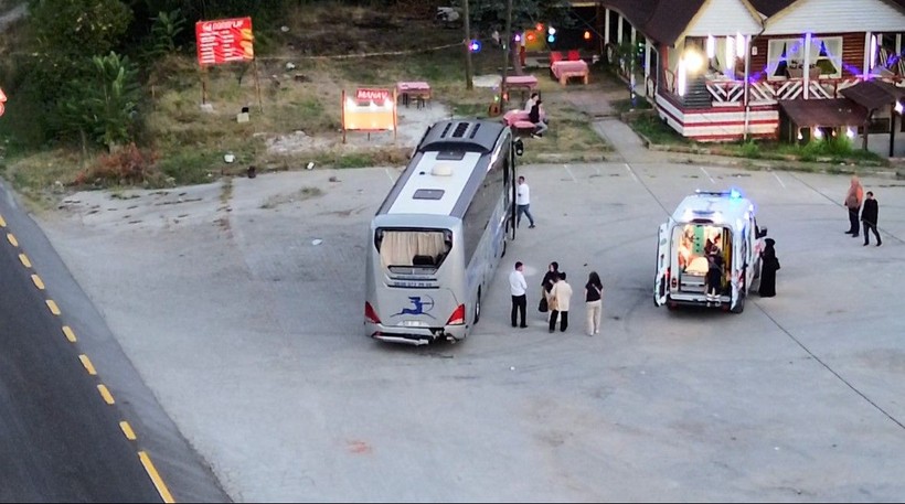 Düzce’de zincirleme kaza! Makarna yüklü tır, otobüs ve otomobile çarptı - Resim: 3