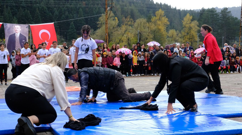Cumhuriyet Bayramı gösterisinde duygulandıran anlar: Kızı için mindere atladı - Resim: 7