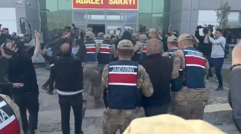 Adliye önünde gerilim tırmandı: Gülistan Doku soruşturmasında aile ile şüpheliler karşı karşıya - Resim: 4