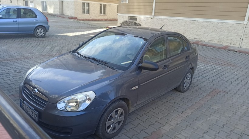 Yorgun mermi otomobilin camını deldi - Resim : 3