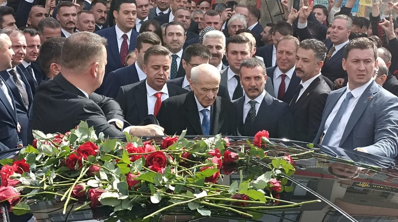 Devlet Bahçeli 2 ay sonra ilk kez görüntülendi! Türkeş'in kabrine ziyaret - Resim : 4