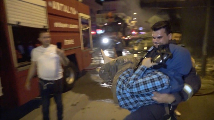 Antalya'da 5 katlı binada çıkan yangında can pazarı yaşandı - Resim: 3
