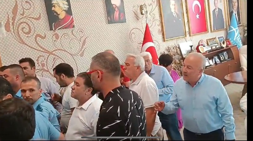 Mecliste kavga: Makam odasında yumruklar konuştu! - Resim: 3