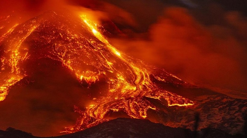 İtalya'da Etna Yanardağı yeniden faaliyete geçti! Gece boyunca lav püskürttü - Resim: 1