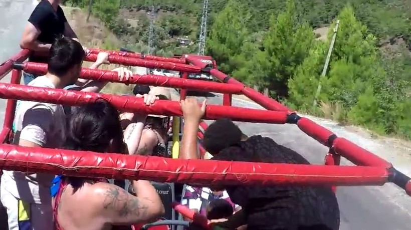 Şoför turistlerin su savaşına katılmak için yerinden kalkınca, hareket eden otobüs otomobile çarptı - Resim: 1