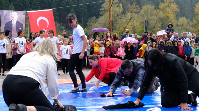 Cumhuriyet Bayramı gösterisinde duygulandıran anlar: Kızı için mindere atladı - Resim: 4