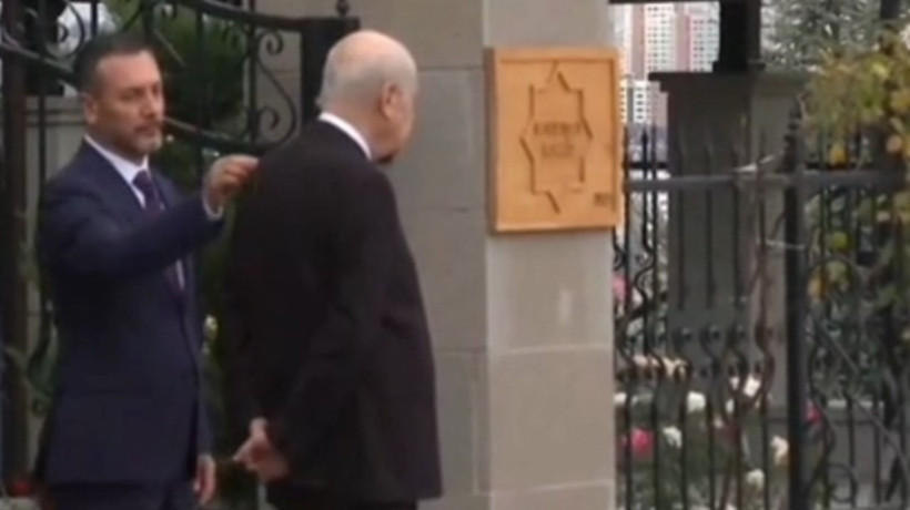 Cumhurbaşkanı Recep Tayyip Erdoğan'ın Devlet Bahçeli'yi ziyareti öncesinde Bahçeli'nin Özel Kalem Müdürü, Genel Başkan'ın kıyafetini düzetti