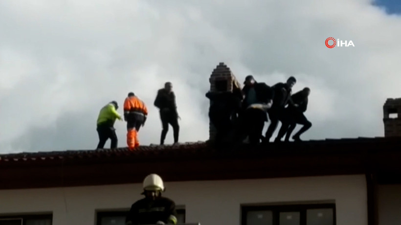 Benzinle çatıya çıkan kişiyi polis ikna etti