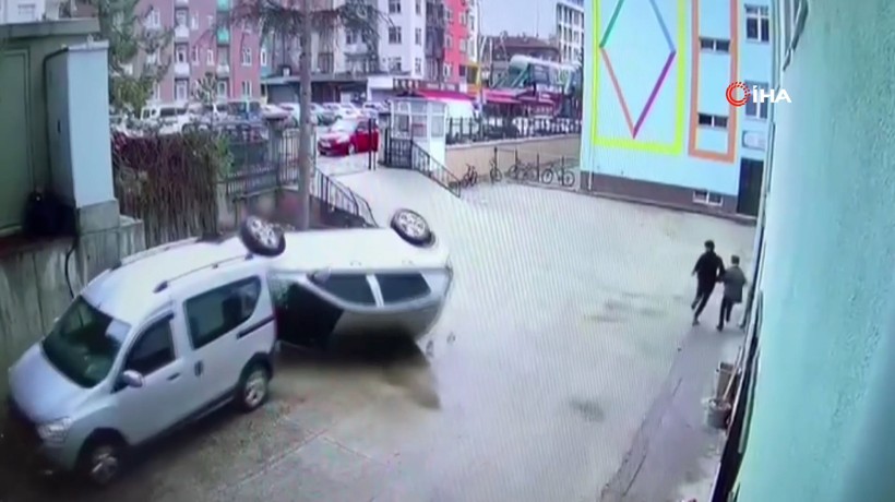Fren yerine gaza bastı, otomobil okul bahçesine devrildi