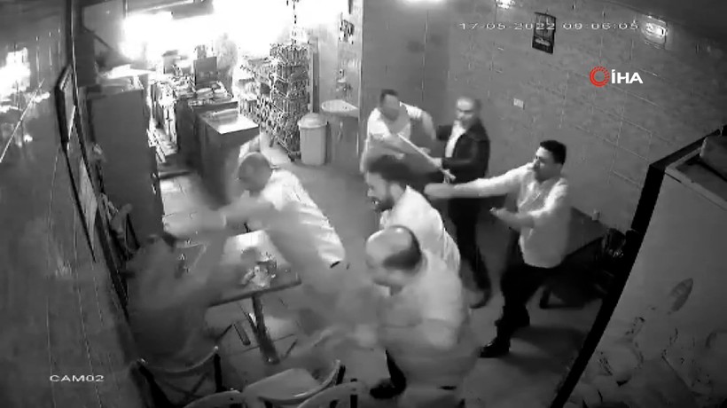 Bayrampaşa’da bir adamı sopayla komalık ettiler: Saldırı anı kamerada