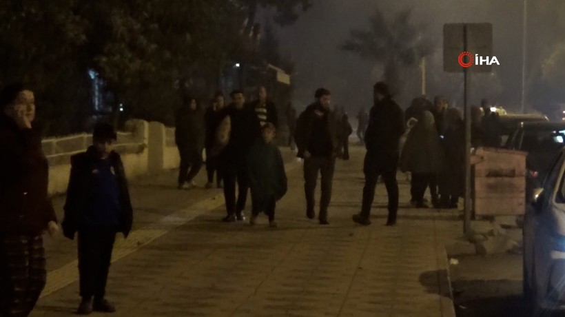 Kırıkhan’da vatandaşlar geceyi sokakta geçiriyor