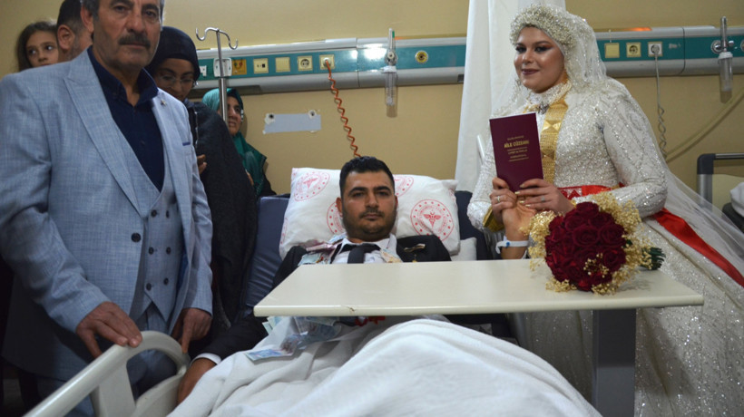 Şanlıurfa'da kazada damadın ayakları kırıldı, nikahları hastanede kıyıldı
