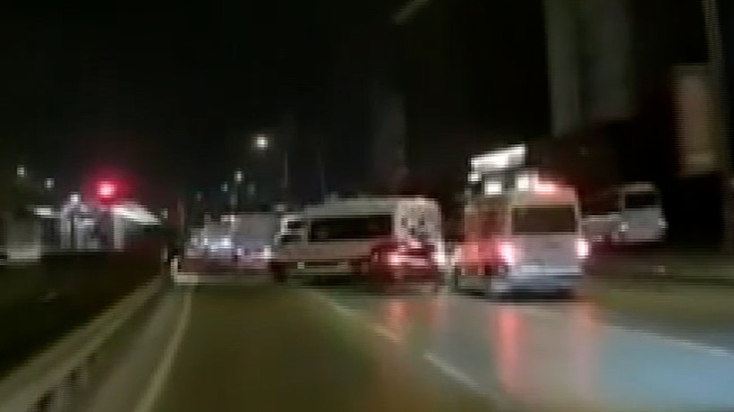 Bursa’da kontrolden çıkan otomobil servise çarptı. O anlar kamerada