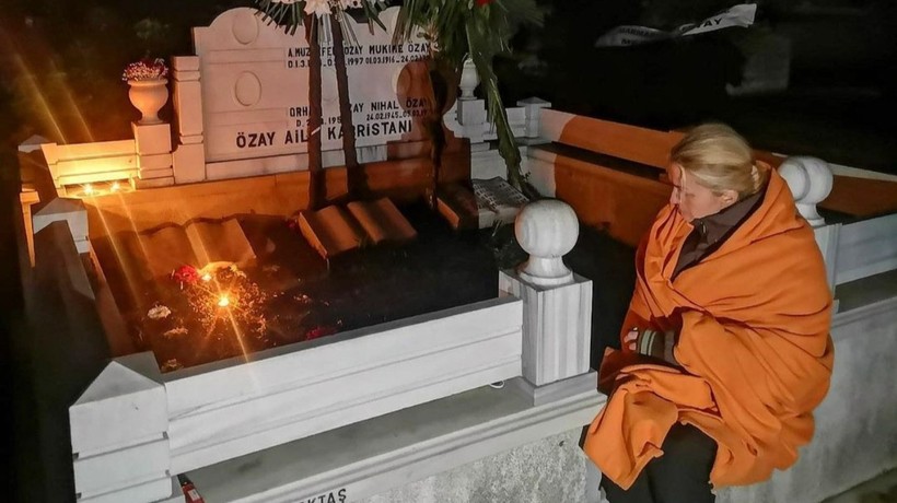 Tuğba Özay, babasının mezarı başında sabahladı