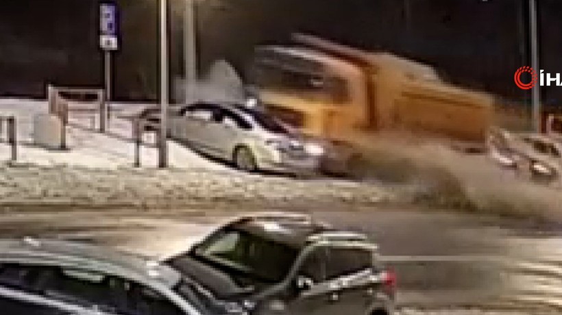 Kamyon şoförü uyuyakaldı, park halindeki araçları biçti