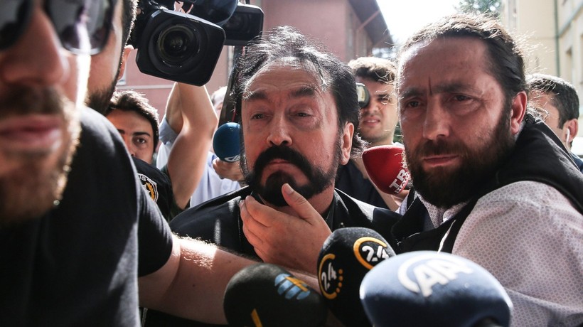 Adnan Oktar ve 'Kedicikler' paket olmuştu! Gözaltı sırasında çekilen görüntüler paylaşıldı