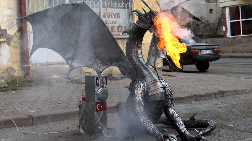 Sivas'ın sokaklarında dolaşan ejderha halk tarafından büyük ilgi gördü