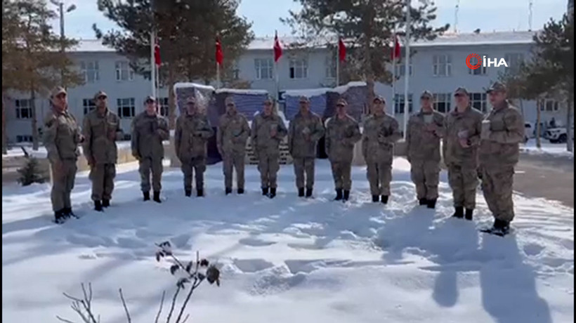 Elleri ile ördüğü çorapları Mehmetçiğe gönderdi