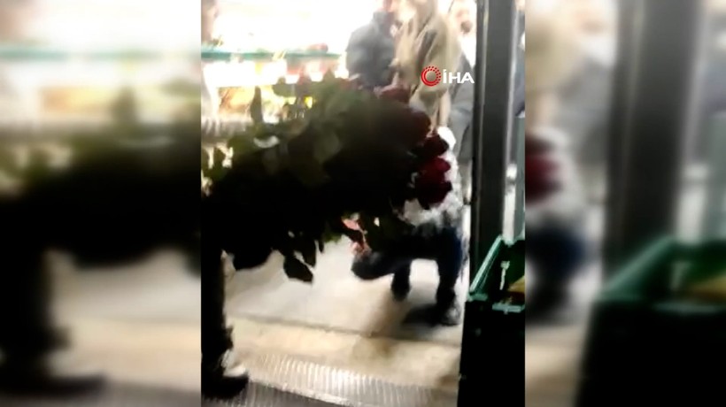 Galata’da market hırsızına çiçekçiden tekme kamerada