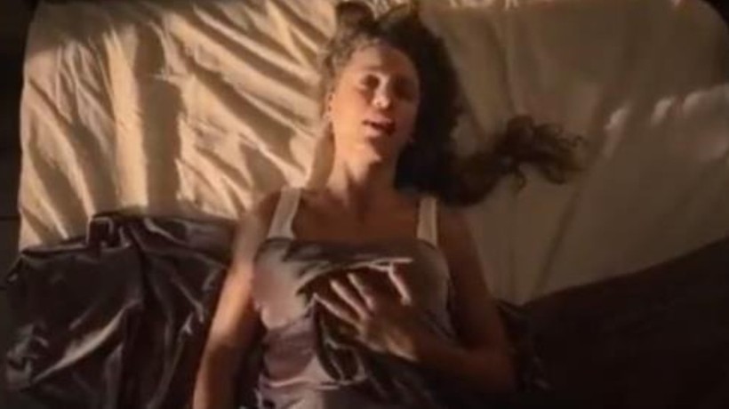Serenay Sarıkaya'nın Şahmaran dizisinde yılanla kendisini tatmin ettiği görüntüler olay oldu! Yorganın altından Burak Deniz çıktı