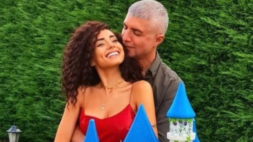 Yaklaşık 1.5 yıldır aşk yaşadığı modacı sevgilisi Samar Dadgar ile evlenen Özcan Deniz'in annesi nikah törenine katılmadı