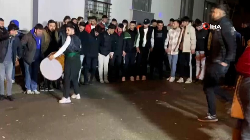 Çekmeköy'de halay çekenlerin arasına minibüs daldı... O anlar kamerada