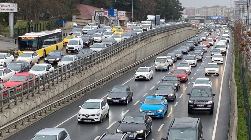 İstanbul'da etkisini arttıran yağış trafiği felç etti! Yoğunluk yüzde 72'ye ulaştı