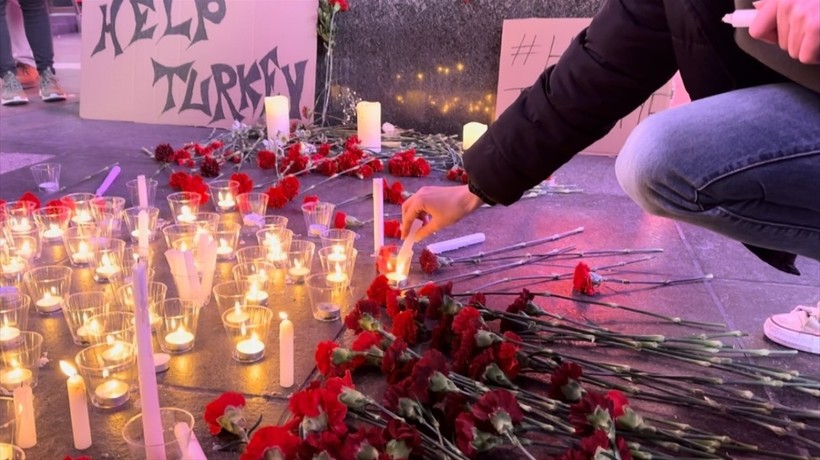 ABD'nin New York Times Meydanı'nda, Türkiye'de meydana gelen 7,7 ve 7,6 şiddetindeki depremde hayatını kaybedenler anıldı VİDEO
