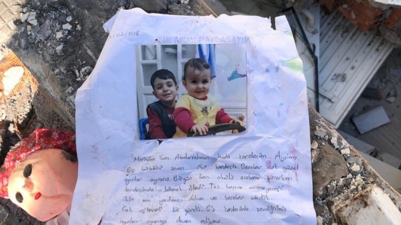 Adıyaman'da meydana gelen depremde enkaz altında kalan iki kardeşin cansız bedeni çıkarılırken kardeşlere ait not defterindeki yazı yürek parçaladı...