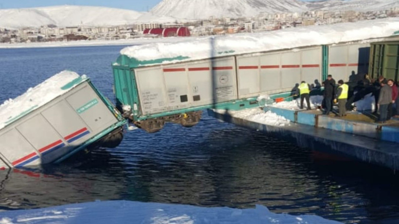 Sabah saatlerinde Tatvan'da İdris-i Bitlisi feribotuna yükleme yapıldığı sırada tren vagonları raydan çıktı! 2'si düştü 1'i askıda