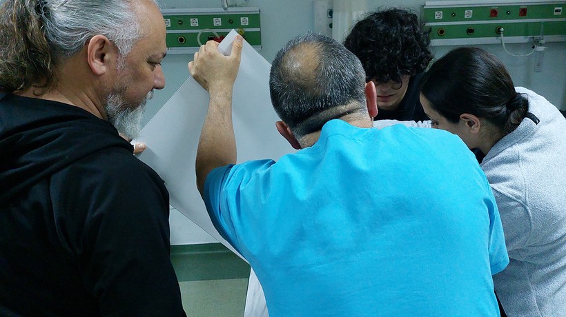 Samsun'da liseli bir genç parmağının sıkıştığı dolap kapağıyla birlikte hastaneye kaldırıldı