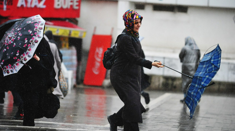 Bursa'da hızı saatte 77 kilometreye ulaşan fırtına hayatı olumsuz etkiledi!