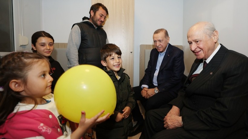 Depremzede çocuklar ile Recep Tayyip Erdoğan ve Devlet Bahçeli arasında güldüren diyalog: Hee bu da sana yardım edecek!
